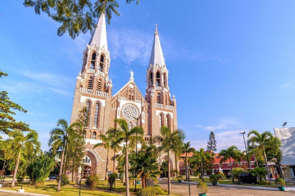 Sanctuary Hotel Yangon Exteriör bild